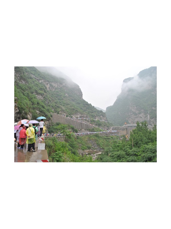 少华山晋升4A级景区 万余名群众雨中登山