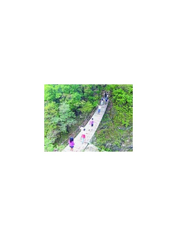 欢乐健身登山游 龙江美景眼底收(组图)