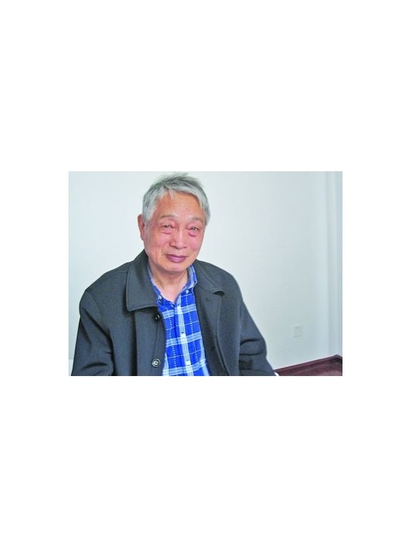 我国测绘队员1975年在珠峰首测高度数据