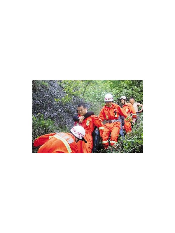 消防队员冒雨进山营救迷途驴友