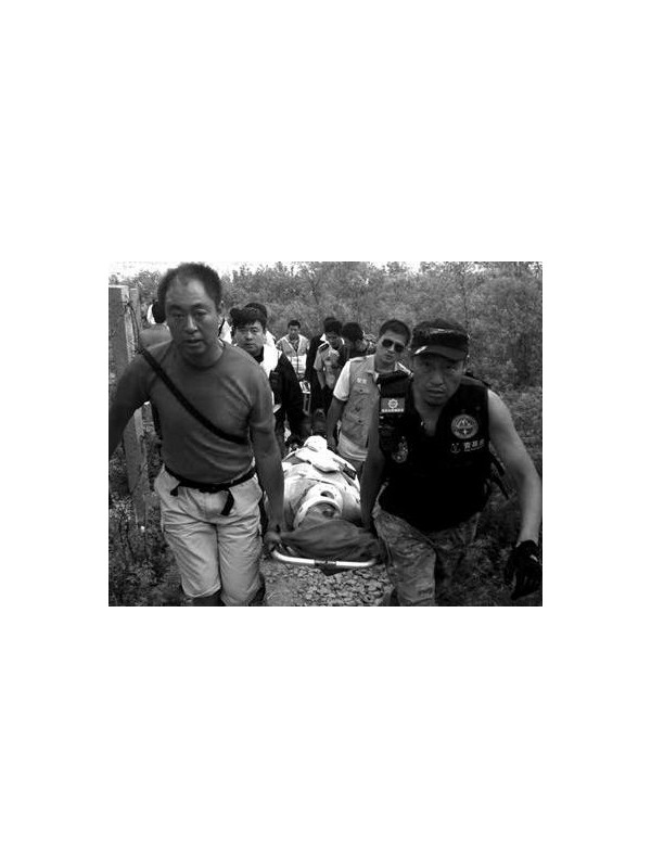 北京男子爬山被困3天获救 腰部受伤已脱离危险