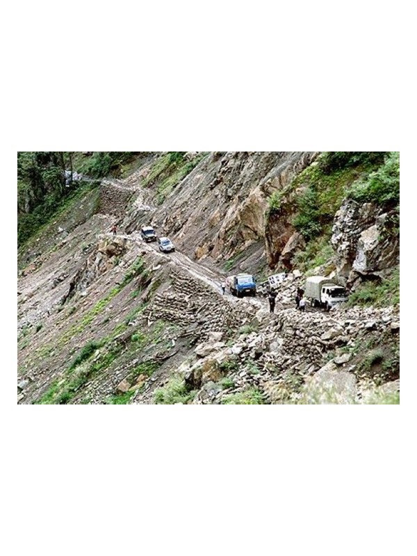 川藏公路西藏波密境内路基垮塌 近百人滞留