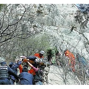 济南驴友从400米山顶跌落 幸被石崖上树枝拦下