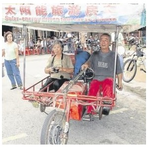 夫妇造太阳能三轮车环游世界 阳光足日行百公里