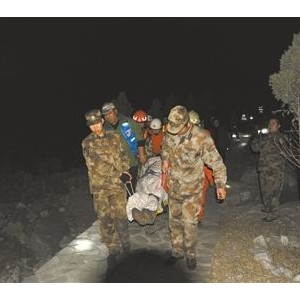 北京驴友爬山跌落悬崖 一死一伤