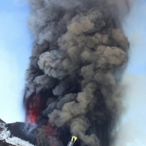 勇敢滑雪者近观火山喷发 不惧危险尽情探险