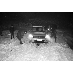 驴友自驾赏雪忘加防滑链 被困雪地