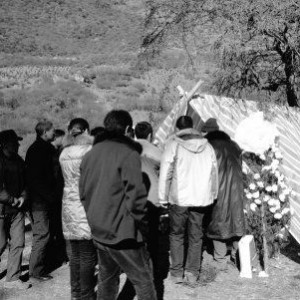 小伙坠亡四姑娘山 家属吸氧上山告别
