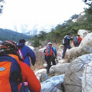 “驴友”频走险 让人捏把汗