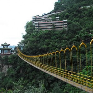 江油窦W山:万群众登山祈福