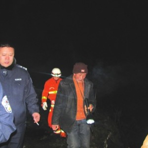 盲目登山3高中生被困初一雪夜 搜山6小时获救