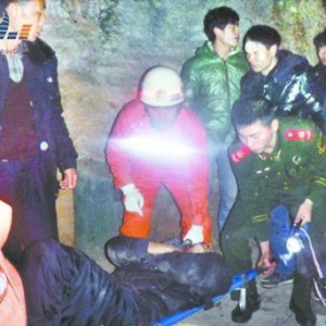 湖南游客景区游玩出意外 坠入百米深谷摔成重伤