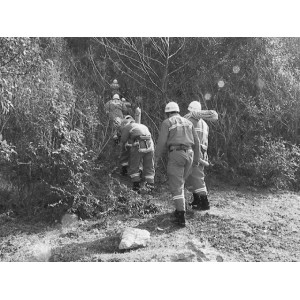 一男子幕府山攀岩受困6小时 民警消防官兵营救成功