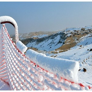 新疆博湖沙漠降雪相映成趣