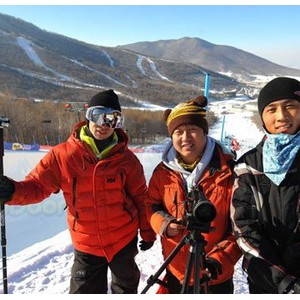 雪上摄影师成新兴职业 要学拍摄先学倒着滑雪