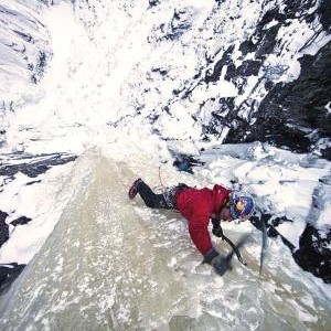美国登山“夫妻”组 零下20度攀登垂直“冰柱”