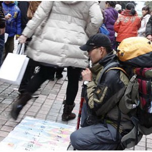 男子冒充“驴友”乞讨被疑行为艺术