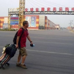画家为诚信“走天涯” 万里徒步赴约只因一次失约