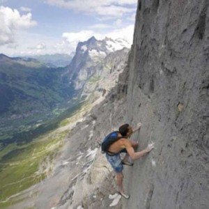 挑战极限 美汉徒手攀爬万英尺高山背死跳
