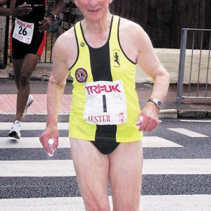 英国最年长铁人三项选手 九旬老翁参加比赛