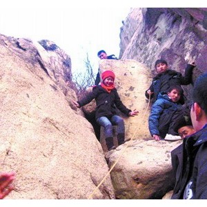 登山抄近道被困半山腰 民警紧急救援